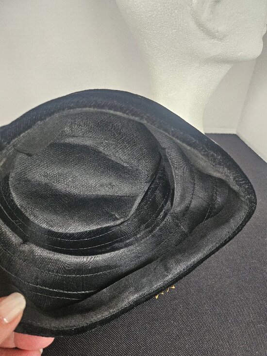 Vintage 1950s, 1960s Black Velvet Bucket Hat Satin Ribbon Gold Tone Snowflake main image 11